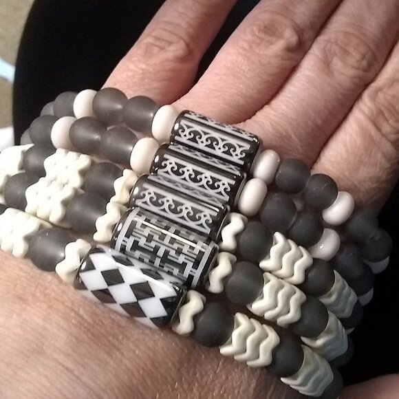 🍂🍁🍃 3/$25!!! Gray + Off-White Beaded Winter Bracelet! Sturdy Everyday Wear! - Picture 6 of 8